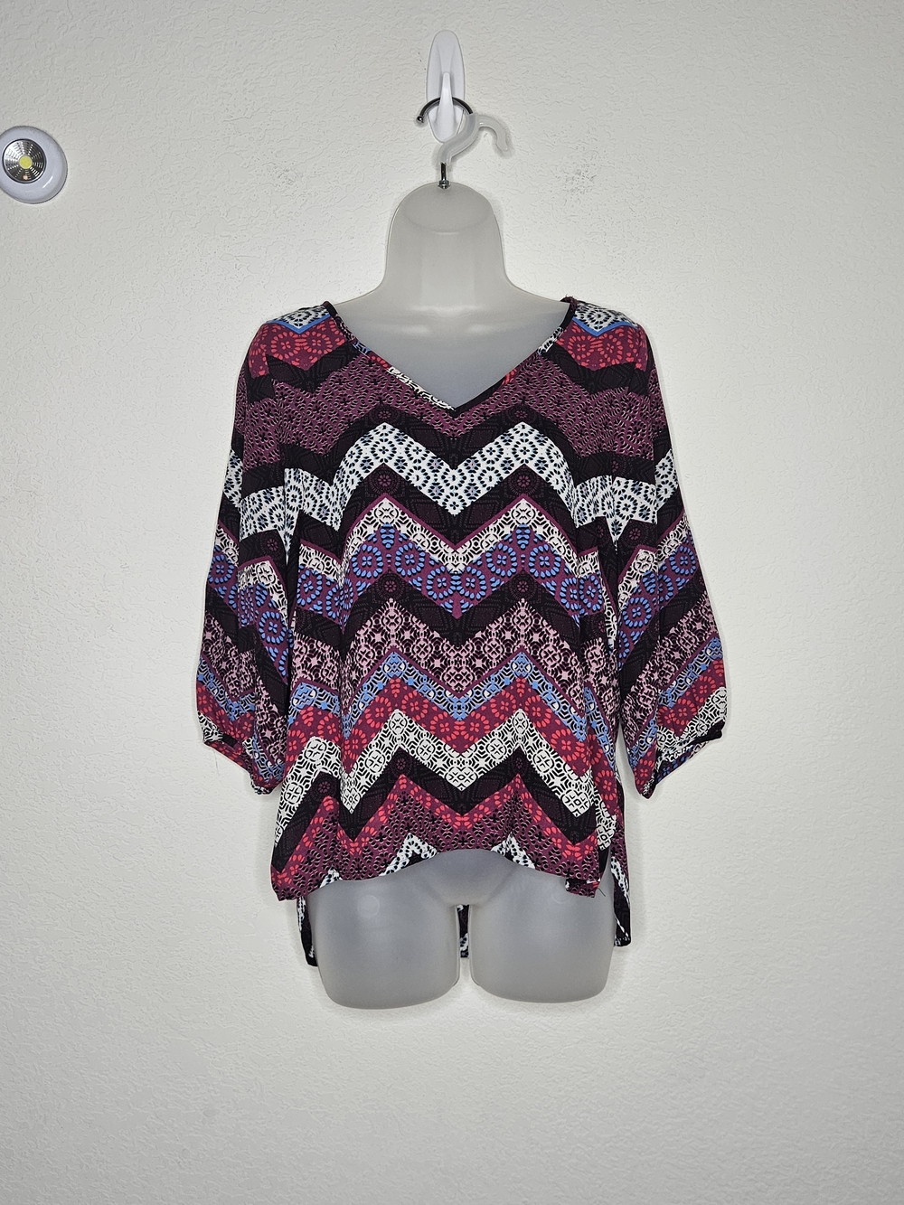 Renee C Chevron Geometric Print V-Neck High Low Blouse Top Size Small